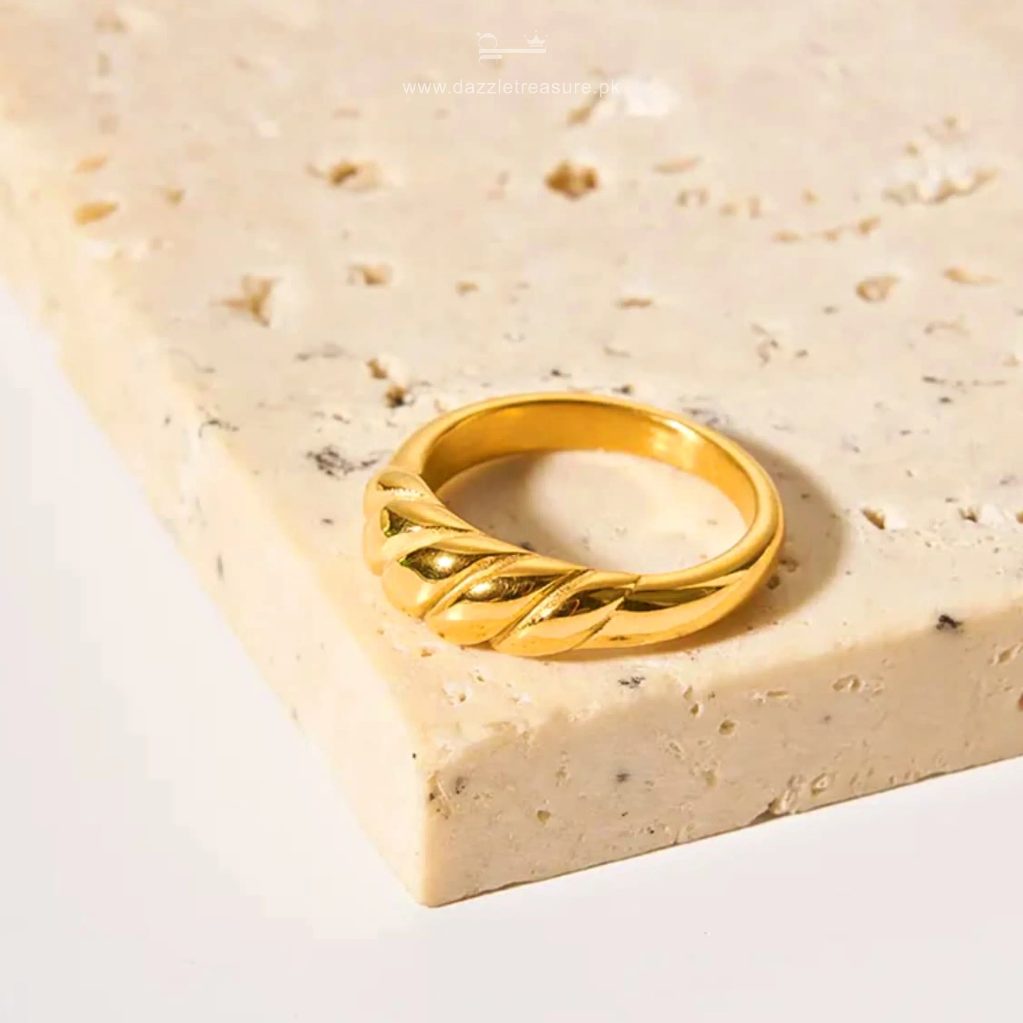 18k Croissant Ring